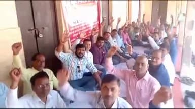 जौनपुर: लेखपाल पर हुए जानलेवा हमले के विरोध में कलेक्ट्रेट में उत्तर प्रदेश लेखपाल संघ उप शाखा तहसील सदर ने दिया सांकेतिक धरना