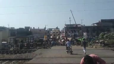 बस्ती: पुरानी बस्ती थाना क्षेत्र में सुर्ती हट्टा रेलवे क्रॉसिंग पर मरम्मत कार्य की वजह से घण्टो परेशान रहे राहगीर