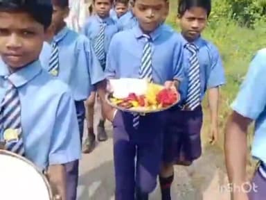 सुकमा: एर्राबोर मे स्वीप कार्यक्रम के तहत स्कूल के बच्चो ने चलाया वोट पंडुम न्योता अभियान लोगो को घर-घर जाकर दिया आमंत्रण कार्ड