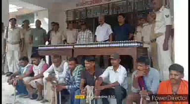 कहरा: उत्पाद पुलिस ने छापेमारी कर 6शराबी सहित 2 कारोबारी को किया गिरफ्तार,अग्रतर कार्रवाई के लिए भेजा कोर्ट