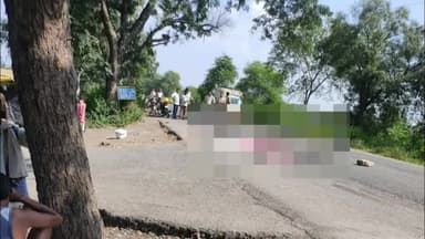 देवेंद्रनगर: इटवां दुबहियाँ के पास तेज रफ्तार ट्रक ने बाइक सवार रिटायर्ड शिक्षक को मारी जोरदार टक्कर मौके पर हुई दर्दनाक मौत।