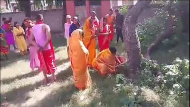 बेतिया: बलीराम भवन के परिसर पहुंची मां दुर्गा की डोली, बेल का फल लेकर पुनः पूजा स्थल पर किया प्रस्थान।