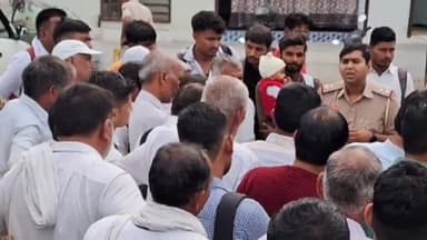 कैथल: खुराना रोड स्कूल के बाहर साइबर थाना पुलिस टीम ने CET ग्रुप डी का पेपर देने आए परीक्षार्थियों के अभिभावकों को किया जागरूक