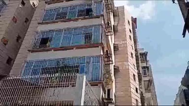 धनबाद/केंदुआडीह: शहर के बैंक मोड़ थाना क्षेत्र के शास्त्री नगर गैलेक्सी अपार्टमेंट में लगी आग मची अफरा तफरी आग पर पाया गया काबू