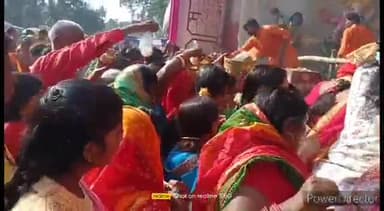 कहरा: थाना चौक स्थित दुर्गा मंदिर में अष्टमी के अवसर पर खोईचा भरने के लिए महिला श्रद्धालुओं की उमड़ी भीड़