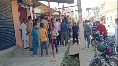 मूंढापांडे की ग्राम पंचायत सिहोरा बाजे चौराहे पर कपड़े की दुकान में अज्ञात चोरों ने की लाखों की चोरी