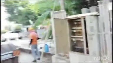 आगरा: शास्त्रीपुरम की शांति रेसिडेंसी कॉलोनी में ट्रांसफार्मर बदलने को लेकर रहवासियों ने टोरेंट पावर का किया विरोध