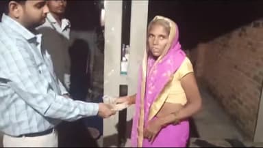 धर्मेश्वर बाबा निवासी विधवा गरीब महिला का सहारा बने सुमेरपुर नगर पंचायत अध्यक्ष गरीब महिला की गई आर्थिक सहायता