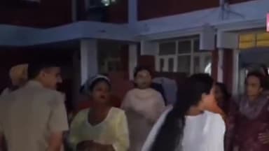 सिरसा: बधाई मांगने को लेकर हुआ विवाद आरोपियों की गिरफ्तारी की मांग को लेकर किन्नर समाज का एक पक्ष पहुंचा शहर थाना