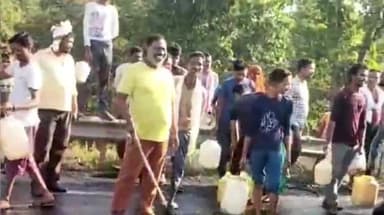 गोटेगांव: मुंगवानी थाना अंतर्गत खापा बॉडर के पास पलटा सोयाबीन तेल से भरा टैंकर सिवनी से दतिया जा रहा था टैंकर