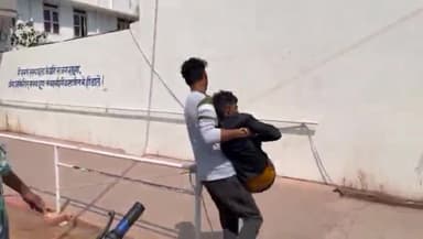 टीकमगढ़: आरटीओ ऑफिस के पास मवेशी से टकराई बाइक, बाइक सवार घायल 2 युवकों को 100 डायल पुलिस उपचार हेतु लाई जिला अस्पताल