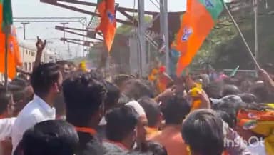 टीकमगढ़: रेलवे स्टेशन टीकमगढ़ पर भाजपा प्रत्याशी राकेश गिरी का उनके समर्थकों ने ढोल-नगाड़ों के साथ किया भव्य स्वागत