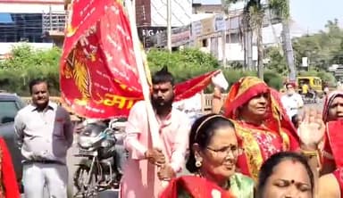 मंदसौर: मंदसौर गांधी चौराहा से नवरात्रि की अष्टमी पर नाचते झूमते हुए निकाली गई ध्वज यात्रा पहुंचेगी चमत्कारी कालका माता मंदिर पर