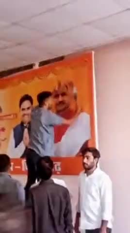 BJP Rajasthan  के अध्यक्ष #cpjoshi उनके संसदीय क्षेत्र में ही कोई सुन नहीं रहा हैं, कार्यकर्ता पोस्टर फाड़ रहे हैं
पूरे राजस्थान में यह स्थिति है टिकट फाइनल होने के बाद भाजपा की जबरदस्त विरोध हर जगह
#ajmerruleritcellexecutive