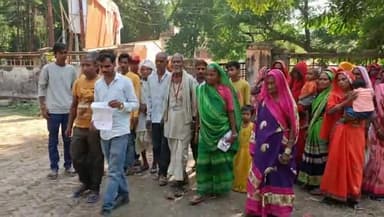 बहराइच: दुर्गापुरवा के ग्रामीणों ने रास्ता दिलवाए जाने को लेकर जिलाधिकारी कार्यालय में दिया प्रार्थना पत्र