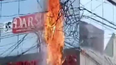करछना: नैनी क्षेत्र के किशोरी लाल कॉलेज के पास बिजली के खंभे में शॉर्ट सर्किट से लगी भीषण आग, विद्युत आपूर्ति हुई बाधित
