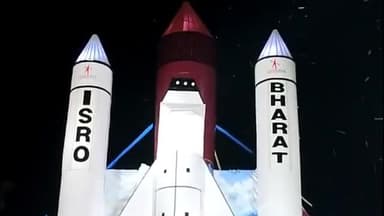 बेतिया: आर्य समाज मंदिर में चंद्रयान 3 की थीम पर बना मां दुर्गा का पंडाल, लोगों के आकर्षण का बना केंद्र।