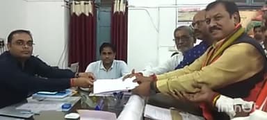 दुर्ग: तेलीगुंडरा निवासी दिनेश साहू व BJP जिलाध्यक्ष जितेंद्र वर्मा को साथ लेकर BJP प्रत्याशी विजय बघेल ने दाखिल किया नामांकन