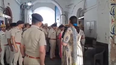 अजमेर: जिला कलेक्टर डॉ. भारती दीक्षित, SP चूनाराम जाट पहुंचे सेंट्रल जेल, जेल के बैरक की बारीकी से ली तलाशी