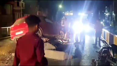 मुरादाबाद: डबल फाटक पुल पर तेज रफ्तार अनियंत्रित कार डिवाइडर पर चढ़ी, कोई हताहत नहीं