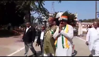 नरसिंहपुर: केंद्रीय मंत्री प्रहलाद पटेल के खिलाफ कलेक्ट्रेट भवन पहुंचकर लाखन सिंह ने किया नामांकन पत्र दाखिल