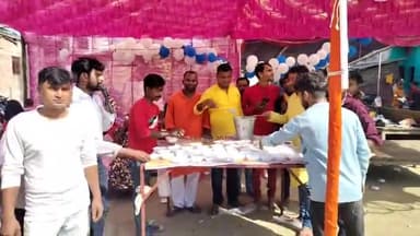 सिकटी: जय मां दुर्गा दल समिति के द्वारा नवरात्रि के अवसर पर कुआडी़ दुर्गा मंदिर में श्रद्धालुओं के बीच खीर प्रसाद का वितरण किया