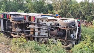 झालरापाटन: NH-52 तेलियाखेड़ी मार्ग पर गेंहू के पिकअप का टायर फटने से वाहन ने खाया पलटा।
हादसे में चालक ओर किसान के आई मामूली चोटें।