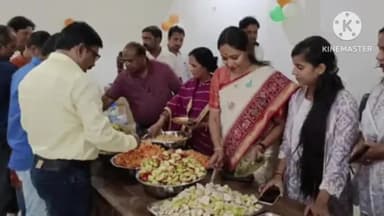 चनपटिया: बेतिया में श्रद्धालुओं के लिए सामूहिक फलाहार दूसरे समुदाय के लोगों ने निभाई सहभागिता।