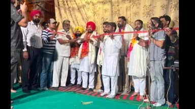 ਨਾਭਾ: ਰੇਲਵੇ ਸਟੇਸ਼ਨ ਵਿਖੇ ਰਾਮ ਲੀਲਾ ਚ ਹਾਜ਼ਰੀ ਲਗਾਉਣ ਪਹੁੰਚੇ ਵਿਧਾਇਕ ਦੇਵ ਮਾਨ ਨੂੰ।ਰਾਮ ਲੀਲਾ ਕਮੈਟੀ ਵਲੋਂ ਸਨਮਾਨ ਕੀਤਾ ਗਿਆ