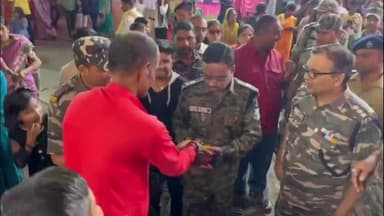 गिरिडीह: स्टेशन रोड समेत सभी दुर्गा मंडपों में सुरक्षा व्यवस्था का जायज़ा लेने अपने बॉडीगार्ड के साथ निकले एसपी दीपक कुमार शर्मा