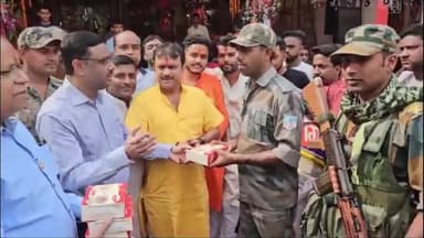 गिरिडीह: जिला मारवाड़ी सम्मेलन द्वारा गांधी चौक व अन्य स्थानों में विधि व्यवस्था में लगे पुलिस जवानों को बांटी गई खाद्य सामग्री