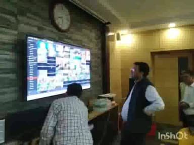 धनबाद/केंदुआडीह: धनबाद उपायुक्त वरुण रंजन ने समाहरणालय के सेंट्रलाइज्ड कंट्रोल रूम से किया पूजा पंडालों का निरीक्षण