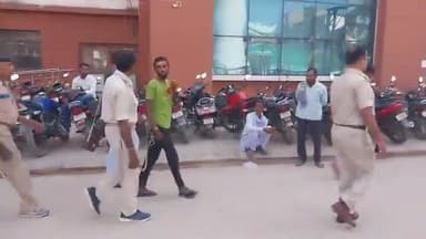 बेतिया: बसवरिया मोहल्ले में एक युवक को दोस्त ने ही मारा चालू, गंभीर रुप से घायल युवक को जीएमसीएच में किया गया भर्ती