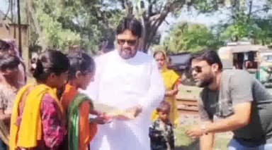 धनबाद/केंदुआडीह: धनबाद रेलवे स्टेशन केसमीप फुटपाथ पर रह रहे लोगों के बीच तृणमूल कांग्रेस के नेता और समाजसेवी ने बांटे वस्त्र और मिठाइयां