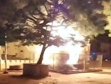 उरई: उरई के स्टेशन रोड पर अज्ञात कारणों के चलते विद्युत ट्रांसफार्मर में लगी भीषण आग, वीडियो हुआ वायरल