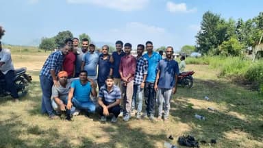 तोलार गांव में सीनियर और जूनियर टीम में क्रिकेट मैच हुआ जिसका सेमीफाइनल जीत हासिल जूनियर टीम ने की साथ में उन्हें इनाम