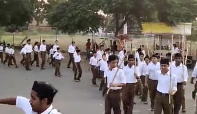 मंदसौर: नई आबादी संजय गांधी उद्यान से राष्ट्रीय स्वयंसेवक संघ का बाल विद्यार्थियों ने निकाला पथ संचलन दशहरे से पहले किया अभ्यास