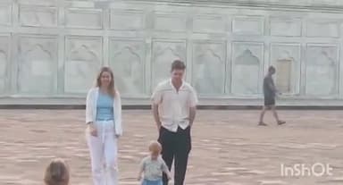 आगरा: ऑस्ट्रेलिया के स्टार स्पिनर गेंदबाज एडम जंपा ने परिवार के साथ ताज का किया दीदार