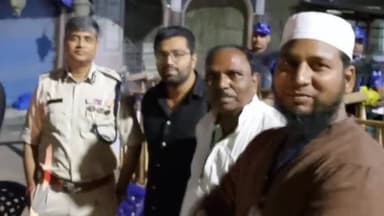 कांके: रांची के विभिन्न पूजा पंडालों का डीआईजी और रांची सिटी एसपी ने किया भ्रमण, ड्यूटी में तैनात पुलिसकर्मियों को दिए निर्देश