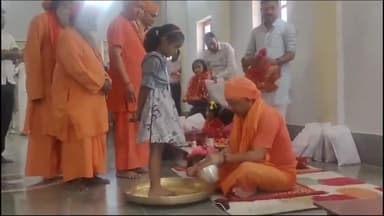 गोरखपुर: शारदीय नवरात्रि के अवसर पर गोरखनाथ मंदिर में मुख्यमंत्री ने बेटियों के पखारे पाँव, मातृशक्ति की आराधना की