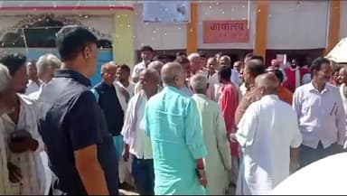 परिहार: विधान परिषद के सभापति देवेश चंद्र ठाकुर ने परिहार प्रखंड के कई पूजा पंडाल पहुंचकर मां दुर्गा के दर्शन किए