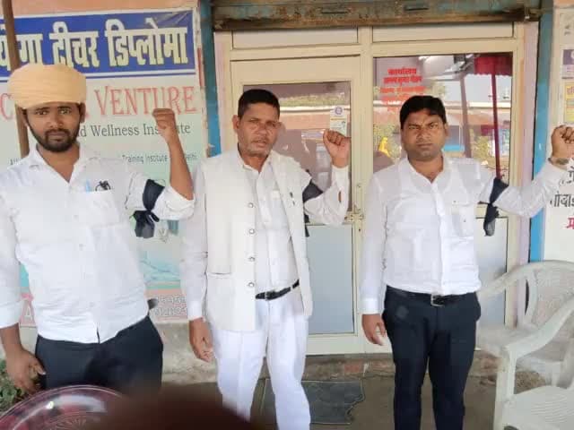 #सपा_नेता_आज़म_खान के समर्थन UP पुलिस के विरोध में काली पट्टी निषेध आंदोलन करते 
#बहुजन_मुक्ति_पार्टी SKN के कार्यकर्ता
