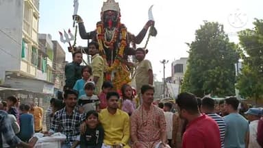 महरौनी: पण्डापुरा में मां दुर्गा की प्रतिमाओं का भक्तों ने शोभायात्रा निकालकर किया विसर्जन