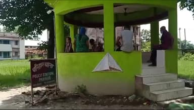 परिहार: परवाहा बाजार में मोबाइल चोरी करते चोर को ग्रामीणों ने पकड़ा, किया पुलिस के हवाले