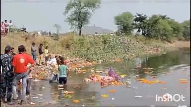 गुना: सिंगवासा तालाब में दुर्गा की मूर्तियों का पुलिस की मौजूदगी में हुआ विसर्जन