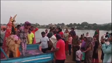 पन्ना: महाराज सागर में धूमधाम से हुआ देवी प्रतिमाओं का विसर्जन, सुरक्षा की दृष्टि से चप्पे-चप्पे पर तैनात रही पुलिस