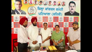 ਪਟਿਆਲਾ: ਕਾਂਗਰਸ ਸ਼ਹਿਰੀ ਦਫਤਰ ਚ ਨਗਰ ਨਿਗਮ ਚੋਣ ਲੜਨ ਵਾਲੇ ਉਮੀਦਵਾਰਾਂ ਨੇ ਆਪਣੇ ਦਸਤਾਵੇਜ਼ ਸ਼ਹਿਰੀ ਪ੍ਰਧਾਨ ਨਰੇਸ਼ ਦੁੱਗਲ ਨੂੰ ਦੇਕੇ ਟਿਕਟ ਦੀ ਕੀਤੀ ਮੰਗ