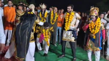 पिड़ावा: शहर के दशहरा मैदान में आयोजित रावण दहन कार्यक्रम में राम व रावण की सेना के बीच हुआ युद्ध का मंचन रहा आकर्षण का केंद्र