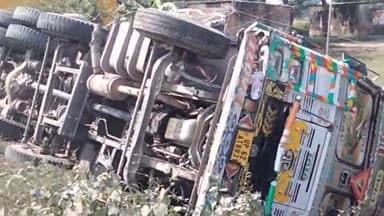 मड़ियाहू: सुभाषपुर गेट के पास अनियंत्रित होकर गड्ढे में पलटा बालू लदा ट्रक, ड्राइवर और खलासी को आई मामूली चोट