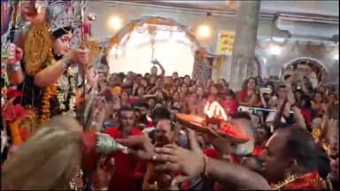 गिरिडीह: बरगंडा सार्वजनिक दुर्गा मंडप से दुर्गा मां की विशाल प्रतिमा को श्रद्धालु कंधे पर उठाकर विसर्जन के लिए ले गए सुंदर तालाब